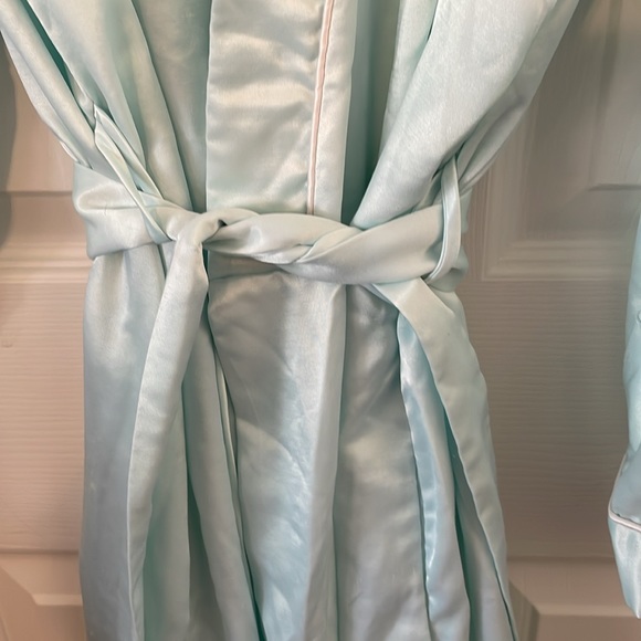 VTG Barbizon Womens Satiny Robe Tiffany Blue Cuddleskin Lace Embroidered - Picture 4 of 7